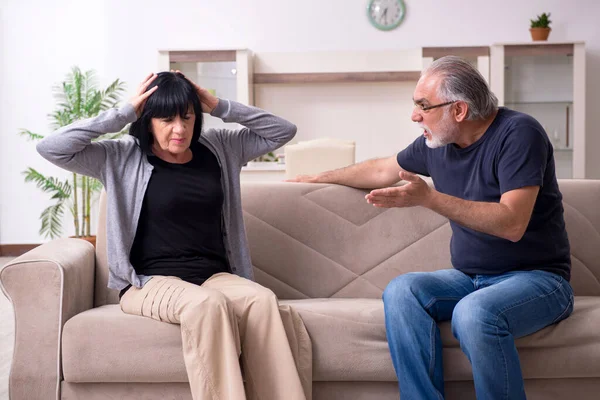 Vecchia coppia che litiga a casa — Foto Stock