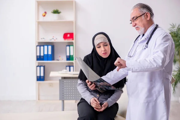 経験豊富な医師を訪れるアラブ人女性 — ストック写真