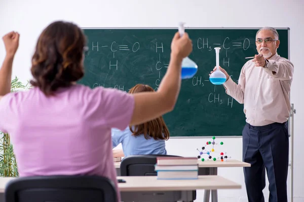 Antiguo profesor de química y dos estudiantes en el aula —  Fotos de Stock