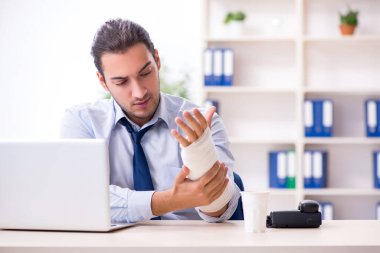 Kazadan sonra iş yerinde yaralanan erkek çalışan