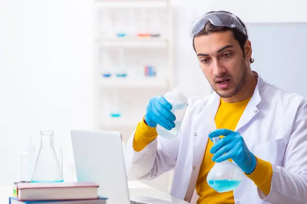 Giovane studente di chimica maschile preparazione per l'esame — Foto Stock