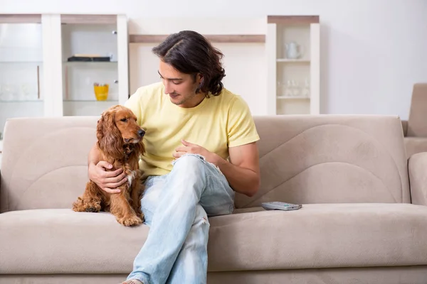 Cocker Spaniel köpeği olan genç bir adam. — Stok fotoğraf