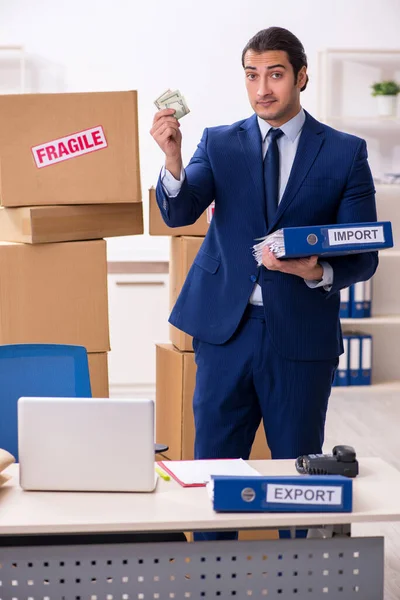 Fiatal férfi logisztikai szakember dolgozik az irodában — Stock Fotó