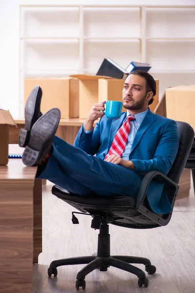 Joven empleado masculino en concepto de reubicación — Foto de Stock