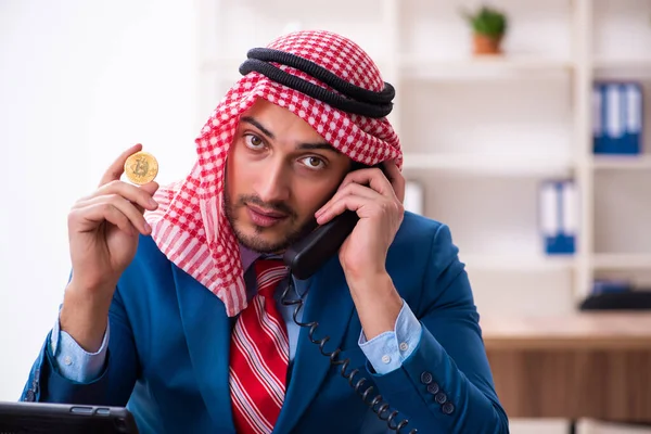 Jonge mannelijke Arabisch werknemer in functie — Stockfoto