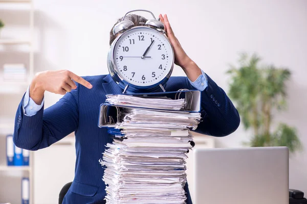 Junge männliche Mitarbeiter unzufrieden mit exzessiver Arbeit — Stockfoto