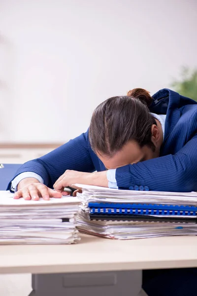 Junge männliche Mitarbeiter unzufrieden mit exzessiver Arbeit — Stockfoto