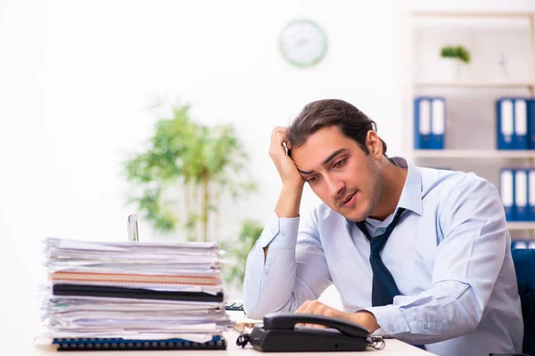 Junge männliche Mitarbeiter unzufrieden mit exzessiver Arbeit — Stockfoto