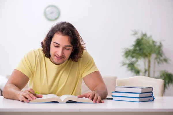 Jeune étudiant masculin se préparant aux examens à la maison — Photo