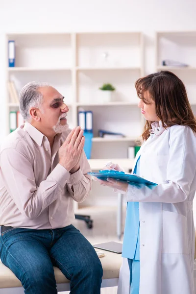 Anciano visitando a una joven doctora para cirugía plástica — Foto de Stock