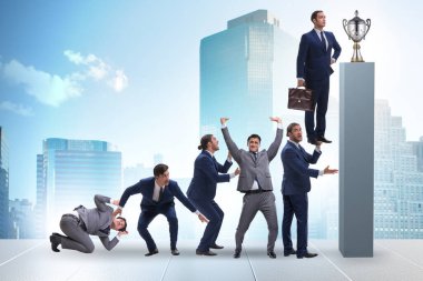 Kariyer gelişimi konsepti iş adamlarının merdivenlere tırmanması