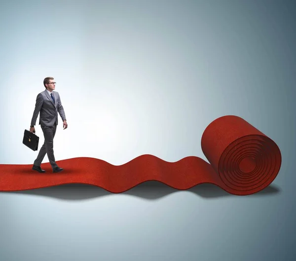 Empresário andando no tapete vermelho — Fotografia de Stock