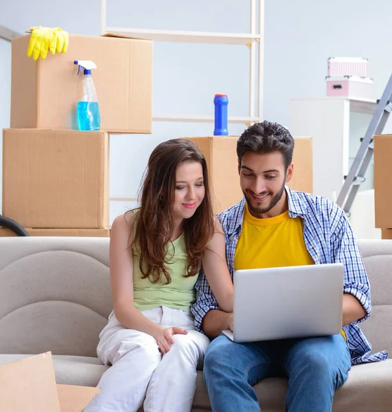 Junge Familie diskutiert Umzug zu Hause — Stockfoto