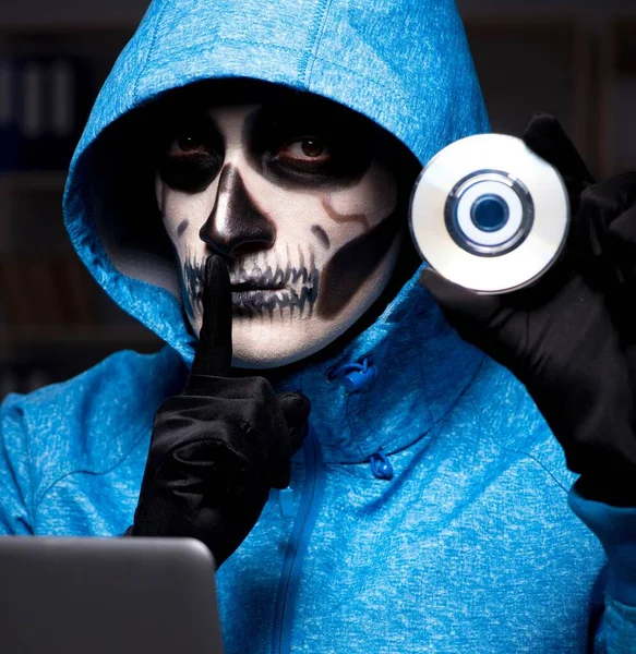 Страшний хакер зламує брандмауер безпеки пізно в офісі — стокове фото