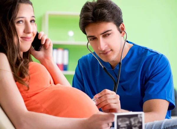 Donna incinta visita ginecologo maschile presso la clinica — Foto Stock