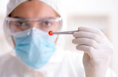 Uyuşturucu sentezi konseptinde laboratuar asistanı