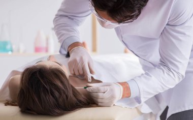 Polis morgdaki cesedi inceliyor.