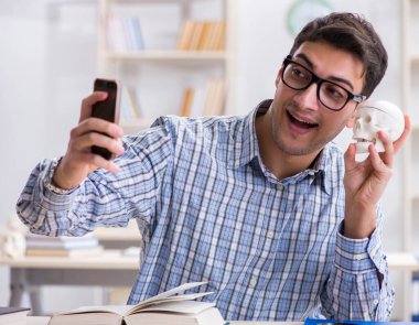 Tıp öğrencisi sınıfta okuyor.