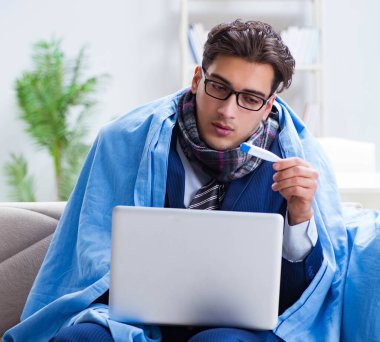 Hasta işadamı grip nedeniyle evden çalışıyor.