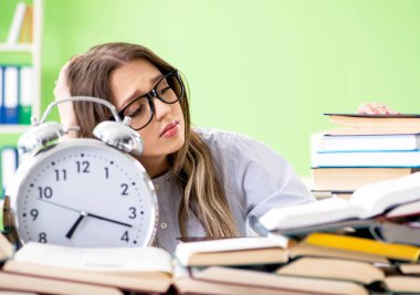 Sınavlara zamanında hazırlanan genç kız öğrenci.