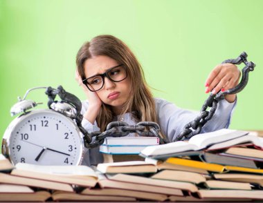 Sınavlara hazırlanan genç kız öğrenci bir sürü kitap ve ça ile