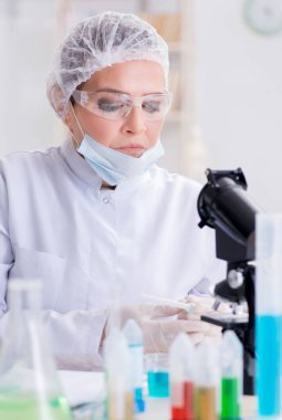 Hastane kliniğinde çalışan kadın kimyager.