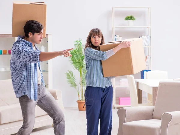 Família jovem se mudando para novo apartamento depois de pagar hipoteca — Fotografia de Stock
