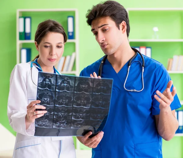 Ginecologi donna e uomo discutono di casi medici al clini — Foto Stock