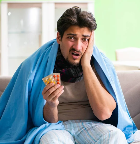 Больной молодой человек, страдающий от гриппа дома — стоковое фото