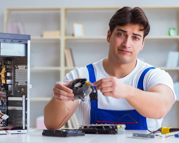 Computer hardware repair and fixing concept by experienced techn — Stock Photo, Image