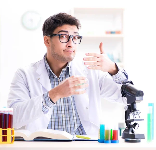 Studente di chimica che fa esperimenti chimici in classe activi — Foto Stock