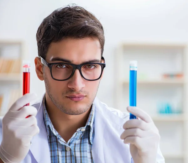 Joven estudiante de química trabajando en laboratorio sobre productos químicos —  Fotos de Stock