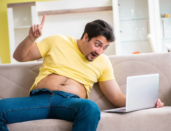 Mann sucht im Internet nach Informationen in Diätkonzept — Stockfoto