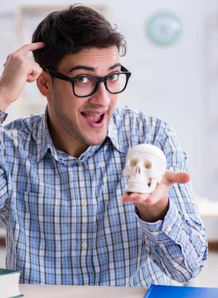 Studente di medicina che studia in classe — Foto Stock