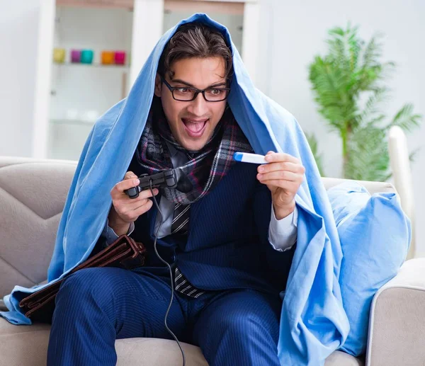 Çalışan evde bilgisayar oyunu oynarken baca boşluğundan muzdarip.