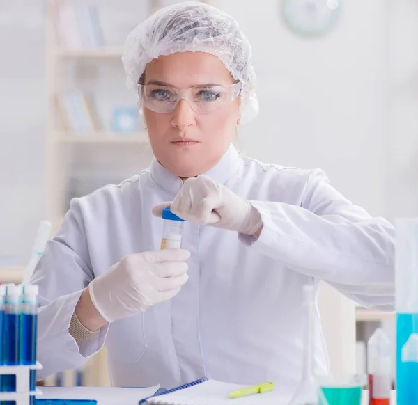 Vrouw chemicus werkt in ziekenhuis kliniek lab — Stockfoto