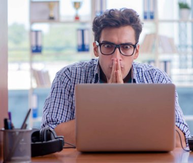 Evde bilgisayar oyunu oynayan oyuncu bağımlısı