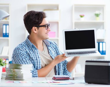 Bilgisayarda sunumu gösteren genç tasarımcı