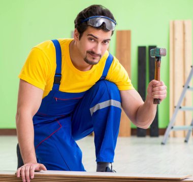 Profesyonel müteahhit evde döşeme döşemesi yapıyor.