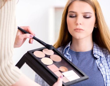 Makyajını güzellik salonunda yaptıran kadın.