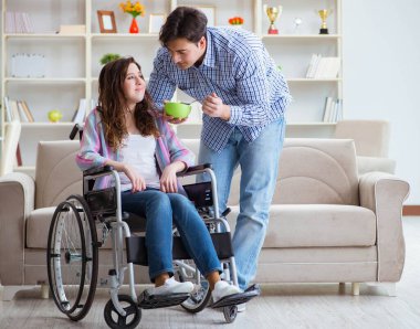 Genç bir aile birbirine göz kulak oluyor.