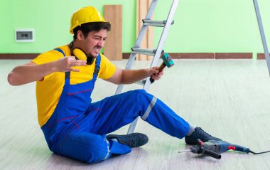 İş yerinde yaralı bir işçi var.