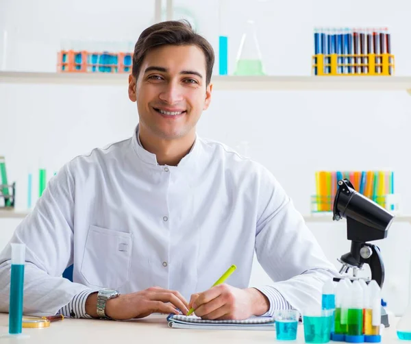 Junge Chemiestudentin arbeitet im Chemielabor — Stockfoto