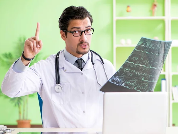 Doktor radyoloji uzmanı hastanede röntgen taramasına bakıyor. — Stok fotoğraf