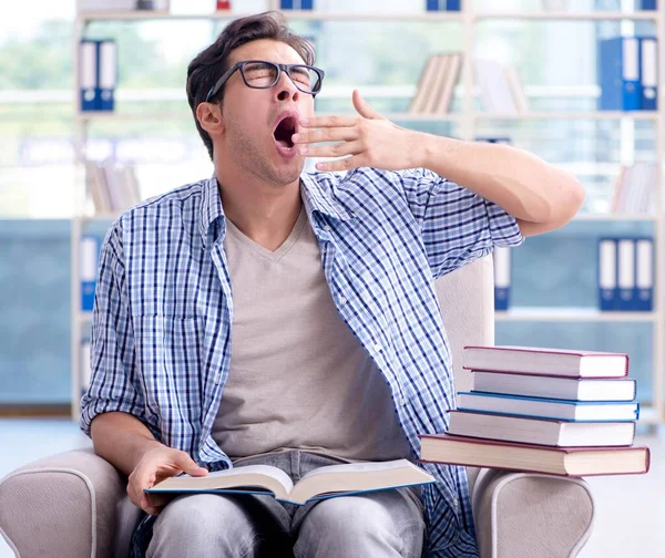 Schüler lesen Bücher und bereiten sich in Bibliothek auf Prüfungen vor — Stockfoto