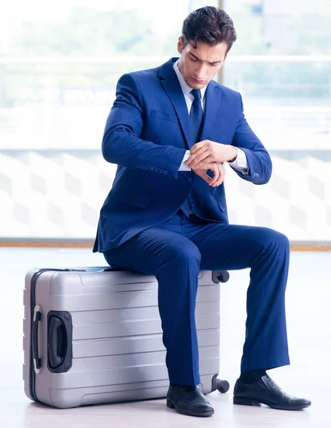 Empresário esperando seu voo no aeroporto — Fotografia de Stock