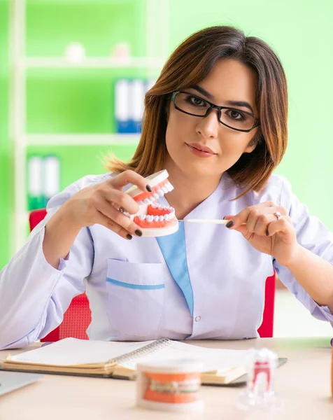 Mujer dentista trabajando en implantes dentales — Foto de Stock