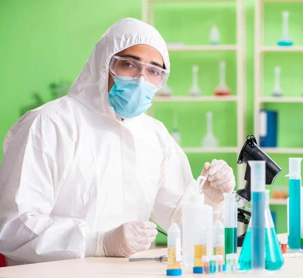 Químico trabajando en el laboratorio en un nuevo experimento —  Fotos de Stock