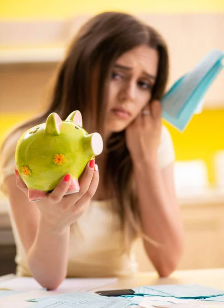 Mulher jovem esposa no conceito de planejamento de orçamento — Fotografia de Stock