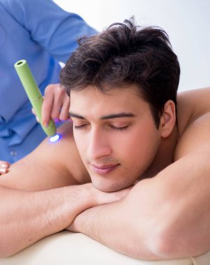 Klinikteki hasta lazer yarasını temizliyor.